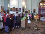 P6070095_tn К святой иконе идут и старые, и малые