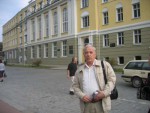 Евгений Тарабрин у Судостроительного факультета. 2007 г
