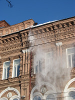Уборка снега с крыши гостиницы "Московская"