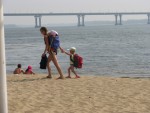 Детей с пляжа уносили в рюкзаке и уводили за руку!