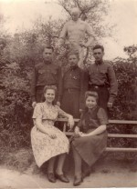 Акулинина З.И. (на скамье справа) среди товарищей в парке Липки