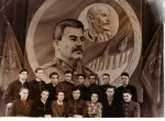 Группа учащихся на фоне знамен. В.П.Сычев - второй ряд, крайний справа