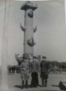 У Ростральной колонны