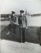 На фоне Петропавловской крепости